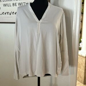 Back in action V-neck long sleeve shirt in bone